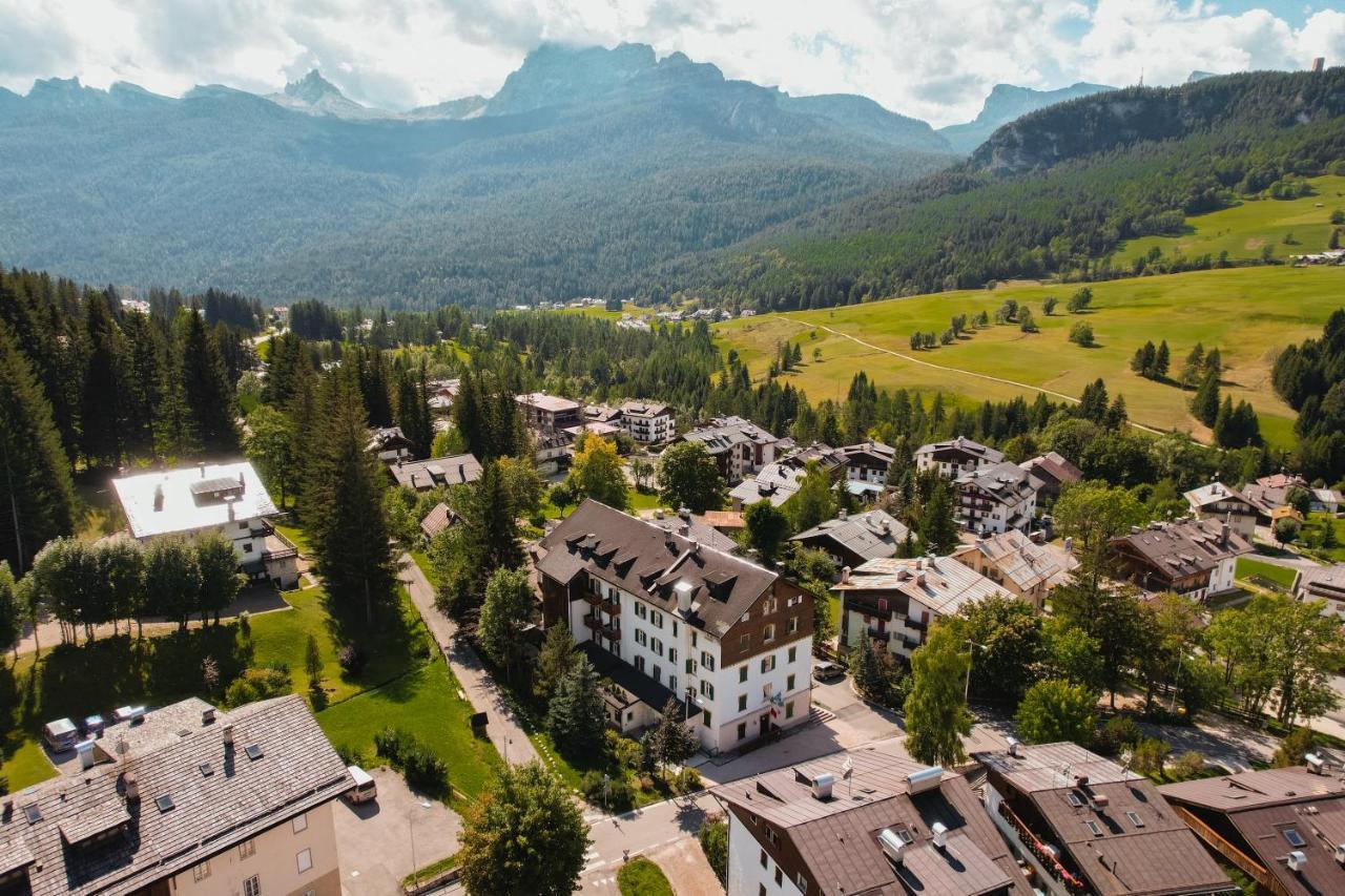 Hotel Serena Cortina Кортина д'Ампецо Екстериор снимка